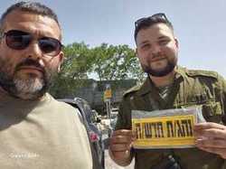 תלמיד עם רישיון נהיגה חדש לאחר מעבר טסט בירושלים עם מורה נהיגה אבי אלחרר