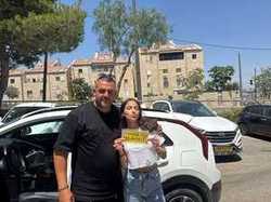 בוגרת לימודי נהיגה אוטומטי מציגה שלט נהג חדש עם אבי אלחרר ירושלים